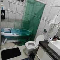 Suíte Master, Ar cond, Tela Cinema 150" Netflix, Globo, Piscina Pousada Tijucas Lua Encantada, hotel din Tijucas