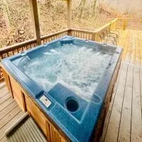 Serenity Views Comfort - Close to City & Parkway!, מלון בWeaverville