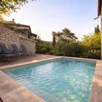 Lou Clapas - Appartements climatisés avec terrasses et piscine, hotel in Saint-Paul-le-Jeune