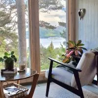 Romantic Off-Grid Cabin with Fjord & Mountain Views, hotel v destinácii Ålesund