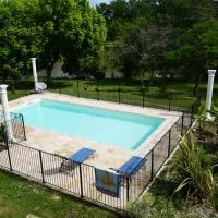 LE GRAND CASTILLON - Gîte avec piscine, pêche avec 2 étangs privés, foret et Jacuzzi en option, hotell i Castelnau-dʼAuzan