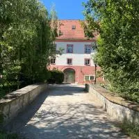 Ritterresidenz im Wasserschloss bei Regensburg, hotel en Obertraubling