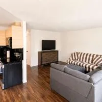 Mountain Views - Ocean Glimpses - Near Victoria - 2BR suite, hotel em Sooke