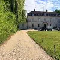Entire Apartment in an 18th-Century Castle with Private Garden、Marliensのホテル