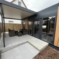 Modern designer apartment with a private terrace, Hotel in Oedheim