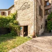 HOTOP - La Tour Mandot - Tour médiévale historique, ξενοδοχείο σε Montluel