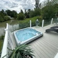 Luxury Lakeside Lodge L2 with Hot tub situated at Tattershall Lakes Country Park, hotel em Tattershall