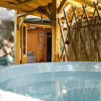 Aloha Glamp - Całoroczny glamping nad rzeką z prywatną balią - Stok narciarski, góry, lasy, sauna, hotel em Zagórnik