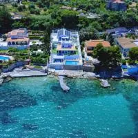Red Coral Exclusive Waterfront Villa Residence Shared Infinity Pool & Private Sea Access, hotel v mestu Santa Flavia