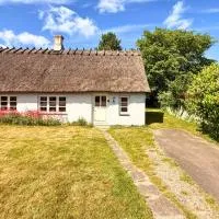 Charming Danish Half-Timbered Cottage near Puttgarden, hotel v destinaci Holeby