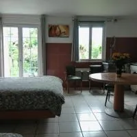 Logement entier jardin clos parc chien A1 A29 5 mn، فندق في Herleville