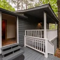Dog‑Friendly Cabin w/ Trail-Hot Tub-Full Kitchen, хотел в Юрека Спрингс