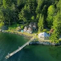 Jade Resort-Oceanfront Suites in Gowlland Harbour, hotell i Heriot Bay