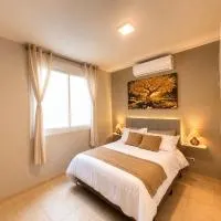 Apto 1 dorm no centro de Capão - Ar cond - 200m do Mar - Térreo com sacada - Aceita Pet - Garagem privativa, hotel in Capão da Canoa
