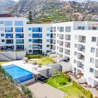 Modern Seaview Apt with Pool, 15 mins walk from beach, hotel v destinaci Câmara de Lobos