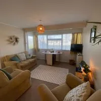 Beach Chalet Home, хотел в Scratby