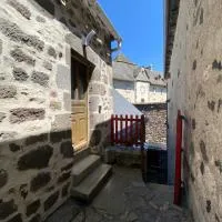 Gite de la Tour du chateau, מלון בMur-de-Barrez