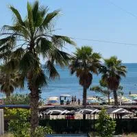 Casa Del Sol Seaside Hotel、ドゥラスのホテル