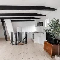 Spacious accommodation close to the sea, beach and center, hotel em Landskrona