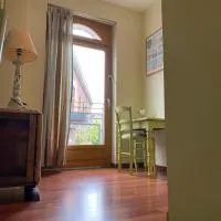 La cour des hôtes، فندق في Fenain