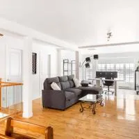Condo de Ville sur deux étages avec licence CITQ, хотел в Шауиниган