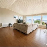 Fin leilighet med fjord utsikt, hotell i Ulstein