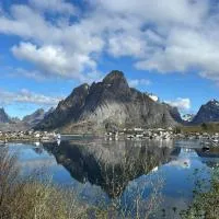 Lofoten Bed & Breakfast Reine - Rooms & Apartments – hotel w mieście Reine