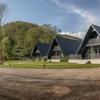 A-Frame Cabins & Private Jacuzzi, hotelli kohteessa Groşi