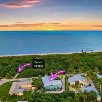 Upper-Floor Ocean Breeze - Surf Views 2BR, hotel em Fort Pierce