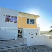 Family house in Alcabideche، فندق في ألكابيديشي