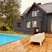 Semo house with pool and hot tub, hotel em Vecumnieki