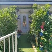 maison fleurie, hotel v destinácii Longué