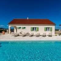 Mariseta Heritage - Holiday Home with pool and jacuzzi NEW, hotel di Donje Raštane