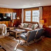 Birch House: Cozy Cabin 5 min from Okemo, Hotel in Ludlow