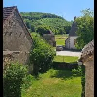 Church View Apartments, hotel di Châteauneuf-Val-de-Bargis