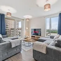 Luxury 2BR Apartment I Sleeps 8 I Direct to Wembley & Euston, khách sạn ở Hatch End