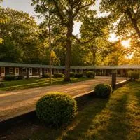 Lakeside Heritage Resort، فندق في Carp Lake