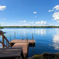 Cozy Lakefront Cabin, hotel en Pomarkku