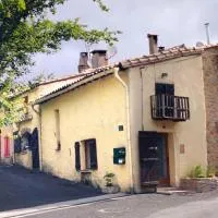 Maison de village avec jardin, hotel em Saint-Louis-et-Parahou