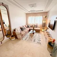 Stylish 2Br Apartment in Harhoura 5 min to Beach & Free Parking, hotel v destinaci Temara