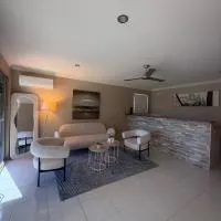 Serene Glen Eden Retreat Ground Floor in a shared property、Toolooaのホテル