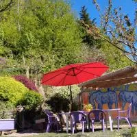 Lalaye에 위치한 호텔 Tiny House cosy, jardin romantique forestier, route du vin, sentiers