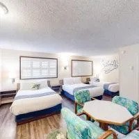 Retro-chic room near beach with fast WiFI - walk to downtown shops & eateries, hotel u gradu 'Bandon'