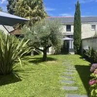 Chambre dans dépendance Maison de Ville + abri vélos: Saumur şehrinde bir otel