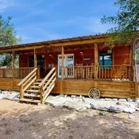 Dog-Friendly Gem on 11 Acres with Valley Views, Deck, Gas Grill, Fireplace, hotel v destinácii Fredericksburg