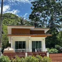 Cozy Forest Home 2 Bed Garden 3 min to Beach, готель у місті Чалоклум