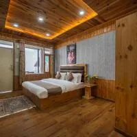 The Suffer Heights l Open Air Lawn l Rooms and Cafe l Kufri by Exotic Stays, hotel Kúfriban