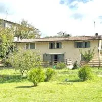 Casa sul fiume con giardino e terrazza, Hotel in Pianello