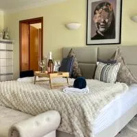 NEUE Sonnige Villa Ferienwohnung, EIGENER WHIRLPOOL, NUR 10 min ZU Fuß VON LEGOLAND entfernt,80 m2 stillvolle Ferienwohnung NR 7 , wunderschöner Garten mit Terrasse, für den ersten Frühstück gefüllter Kühlschrank,My Luxury Apartments, hotel u gradu Kleinkötz