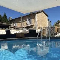 FatFully Riverside Farm, Spa, Apartments & Rooms، فندق في Combiers